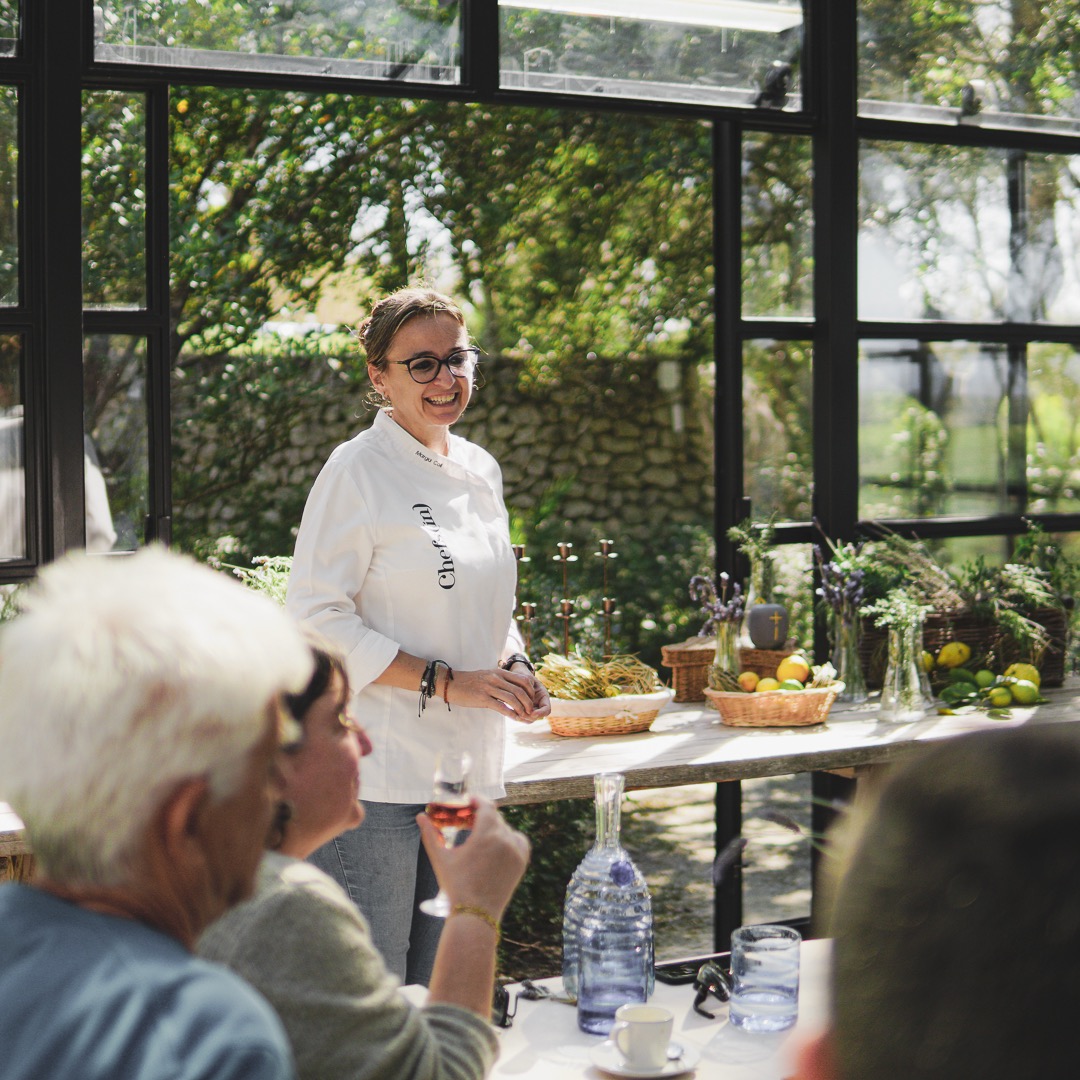 ChefSins's tweet photo. 🌾Escogimos un espacio en plena naturaleza para celebrar el #HiddenKitchen con Marga Coll, Finca Serena. Los comensales disfrutaron de la cocina de mercado en el invernadero del exclusivo hotel.
📸Este un pequeño resumen del evento.
#chefsin #gastronomiabalear #chefsineventos https://t.co/8MOxOGqpmD
