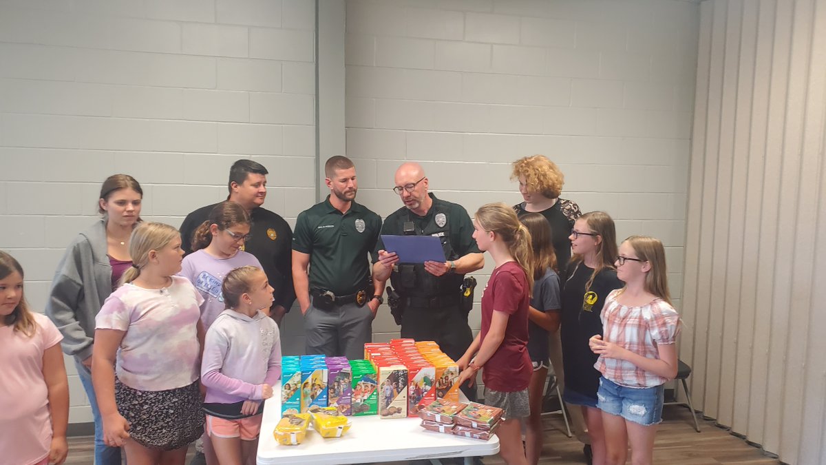 USFPDTampa's tweet photo. Check out this awesome moment, where these amazing stars of tomorrow #GSWCF #GIRLSCOUTSLOL #TROOP50157 gave the USFPD boxes of their delicious cookies! 👏👏👏🍪🍪🍪😁😁😁 https://t.co/VDDMMAqHC7