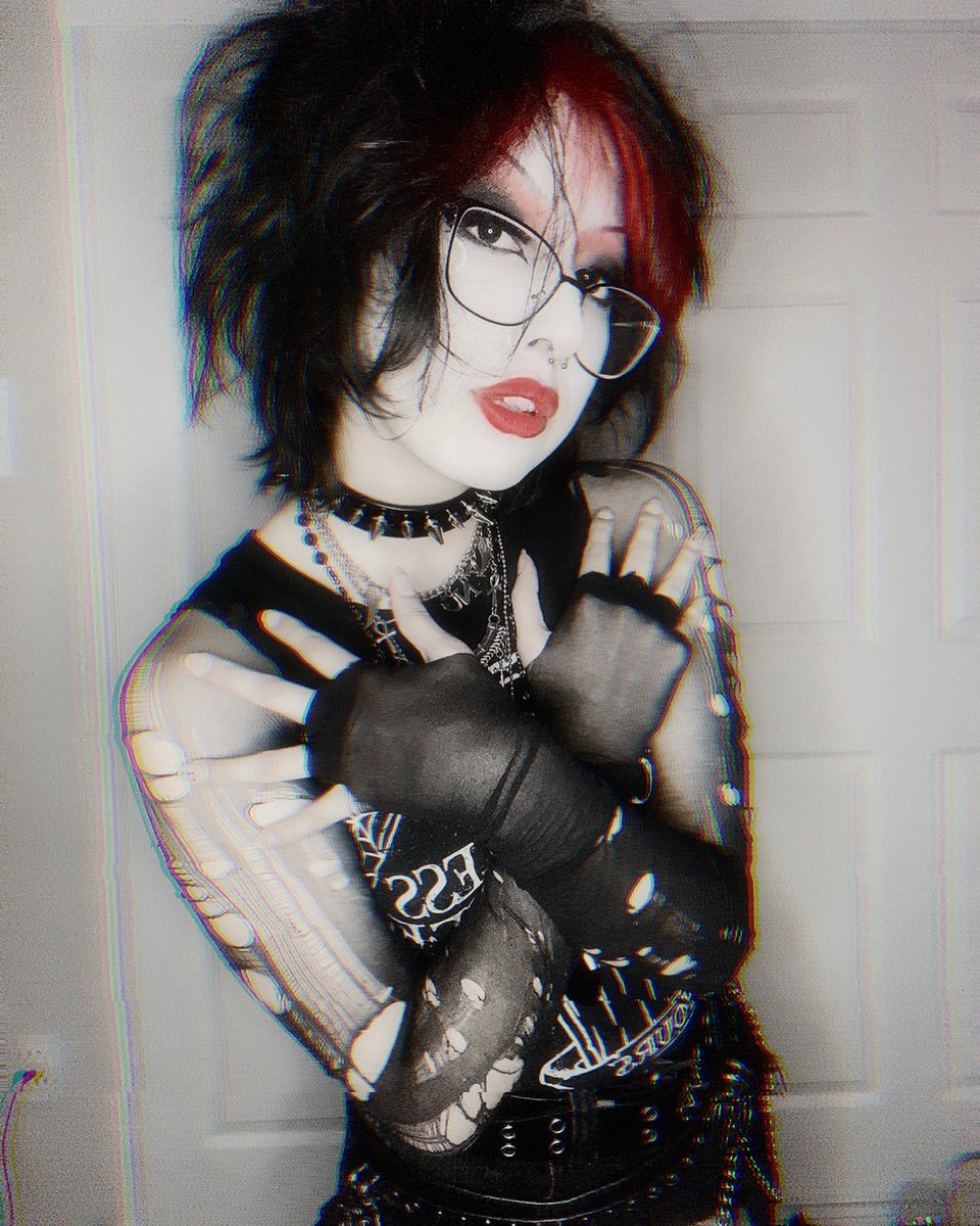 TheGothProject's tweet photo. Credit @thewhorrorr

.
it’s like a burning sunrise 
-
-
-
#goth #gothaesthetic #gothic #alternative #gothgirl #gothfashion #gothgoth #alternativegirl #gothboy #altgirl #gothmakeup #metalhead #darkwave #tradgoth #deathmetal #gothicgirl #teasedhair #80sgoth #deathrock #deathrocker https://t.co/Aq4WY7RK6o