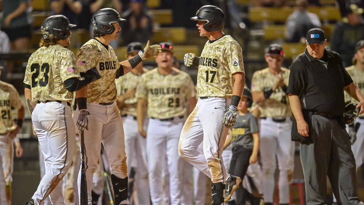 First night game of the season at Alexander. #BoilerUp 

⚒️ @LukasCook011 x @Paul_Toetz x @_CJbacker 🚂