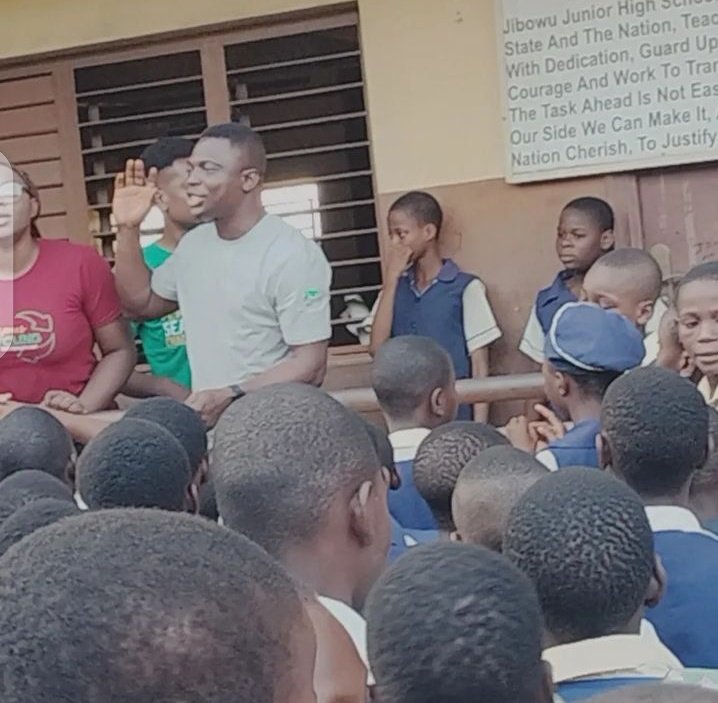 Looks like Wednesdays are for catching 'young ambassadors' 😃😁 

It feels good to have the students of Jibowu Junior High School on board.

How did your Wednesday go?
What did you do for the environment today?

#recyclingmatters 
#climatechange