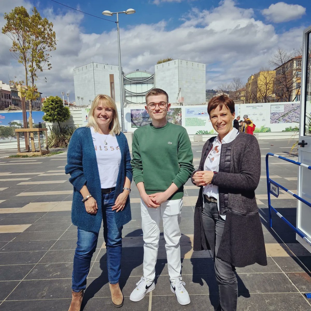 AnneRamos06's tweet photo. Un outil supplémentaire pour s'informer sur les Grands Projets de la @VilledeNice ℹ️

Avec @cestrosi nous avons proposé ce guichet d'information sur l'esplanade de la Bourgada pour répondre à toutes vos questions sur les travaux d'extension de la Promenade du Paillon et bien plus encore.🌳
Des visites sur rendez-vous sont organisées pour suivre l'avancée des grands projets.ℹ️🏗
Et pour ceux qui ne peuvent pas se déplacer, retrouvez toutes les informations relatives aux travaux sur l'application Chantiers Connectés.📲

#Nice06