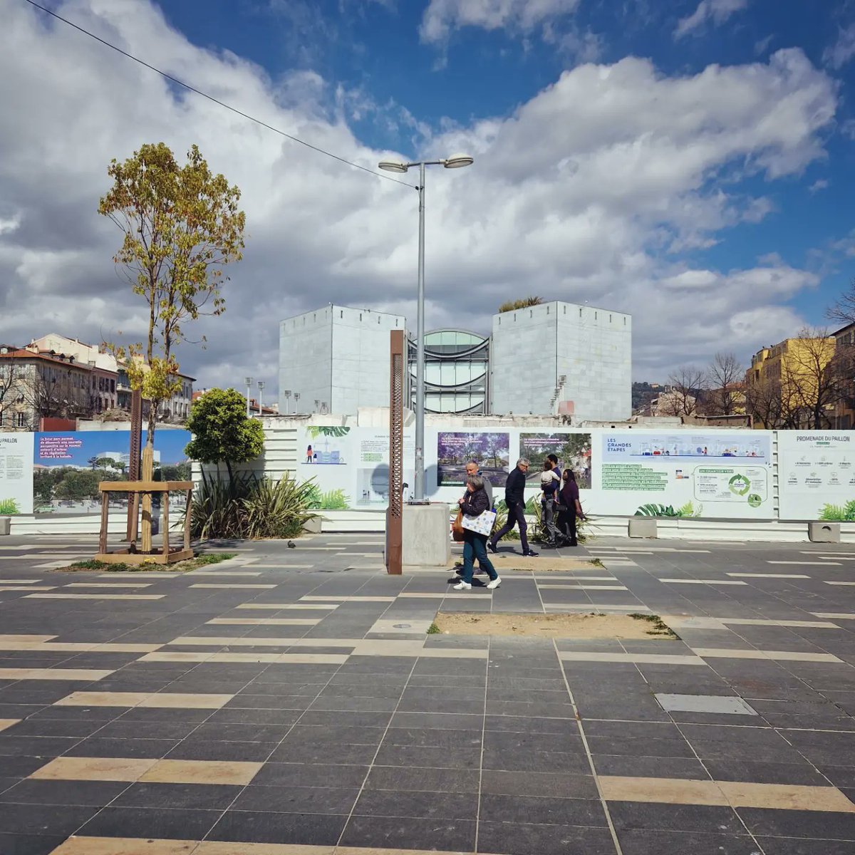AnneRamos06's tweet photo. Un outil supplémentaire pour s'informer sur les Grands Projets de la @VilledeNice ℹ️

Avec @cestrosi nous avons proposé ce guichet d'information sur l'esplanade de la Bourgada pour répondre à toutes vos questions sur les travaux d'extension de la Promenade du Paillon et bien plus encore.🌳
Des visites sur rendez-vous sont organisées pour suivre l'avancée des grands projets.ℹ️🏗
Et pour ceux qui ne peuvent pas se déplacer, retrouvez toutes les informations relatives aux travaux sur l'application Chantiers Connectés.📲

#Nice06