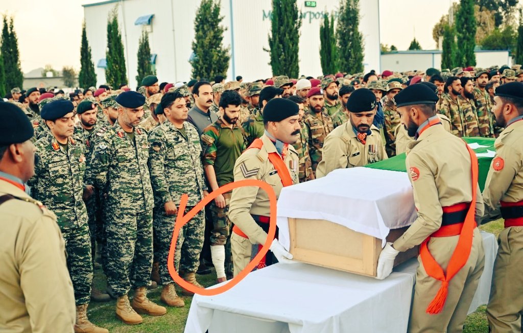 Maj_Zararr's tweet photo. Meet Capt Taha, a brave warrior who fought terrorists in #SouthWaziristan today &amp; was wounded in action. Despite his injury, he stands tall in this photo attending the funeral of his martyred comrade Soldier Hamid #Shaheed. Salute to our real-life heroes! 🇵🇰 #PakistanArmy #Jazba https://t.co/5S3J4OkORV