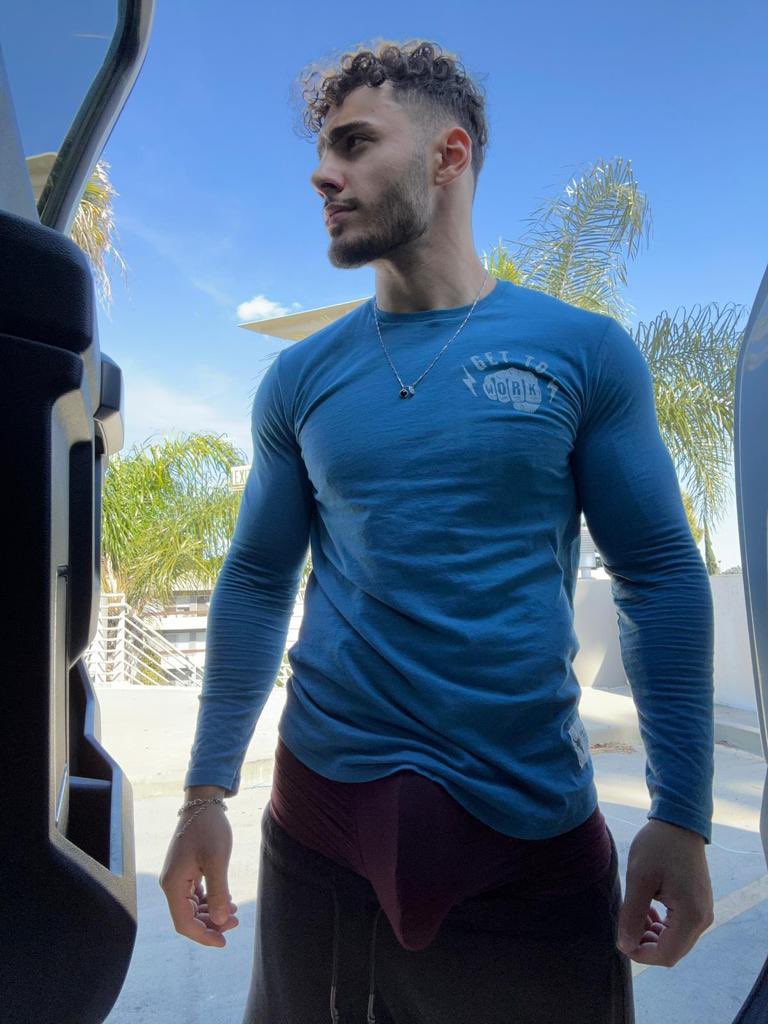 ybamer1996's tweet photo. Come meet me at the parking lot after we are done with our gym workout #fitness https://t.co/1IqksUIBlD https://t.co/bSVn0hDN1M