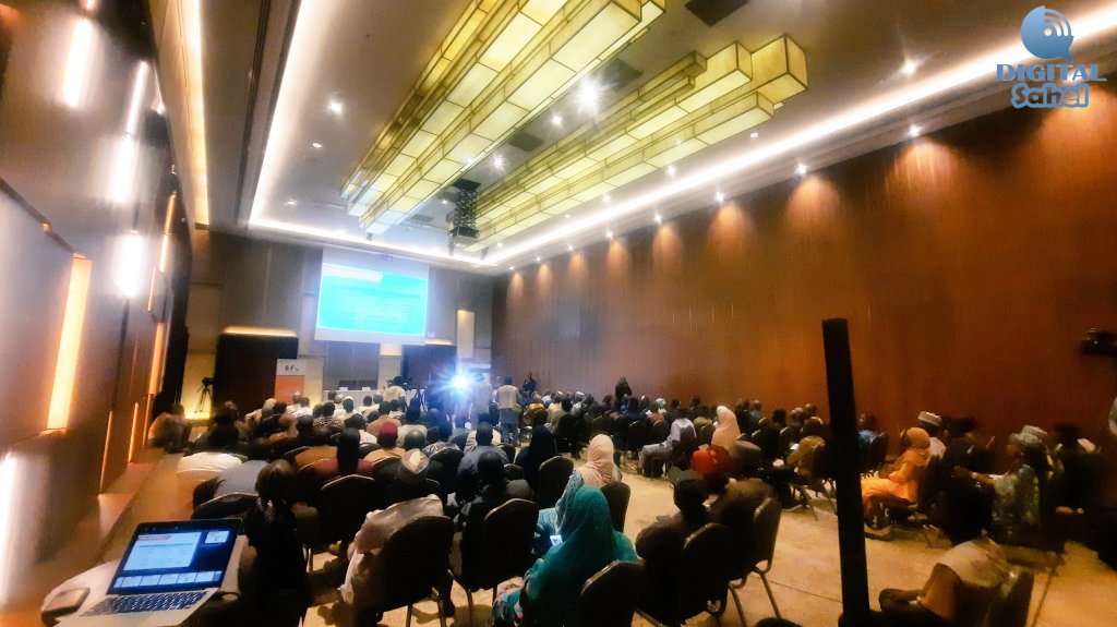DigitalSahel's tweet photo. Niamey le 05 avril 2023.
Cérémonie de clôture de la 1ère édition de Start-up &amp; Fintech Challenge (SFC).
#DS #PVI #DigitalNiger https://t.co/GLCvoK6Dip