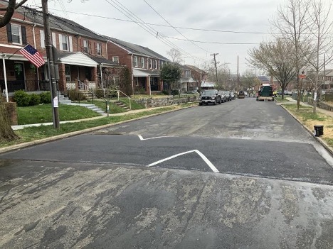 DDOTDC's tweet photo. New speed hump installation in #Ward8. Crews recently installed traffic calming infrastructure to T Pl SE from T St to 21st Pl SE✨. During #BacktoBasicsDC this week, be sure to visit 🔗 https://t.co/4wmakaCOay to learn more about safety improvements near you. #DDOTDC https://t.co/bfAYgwJFMD
