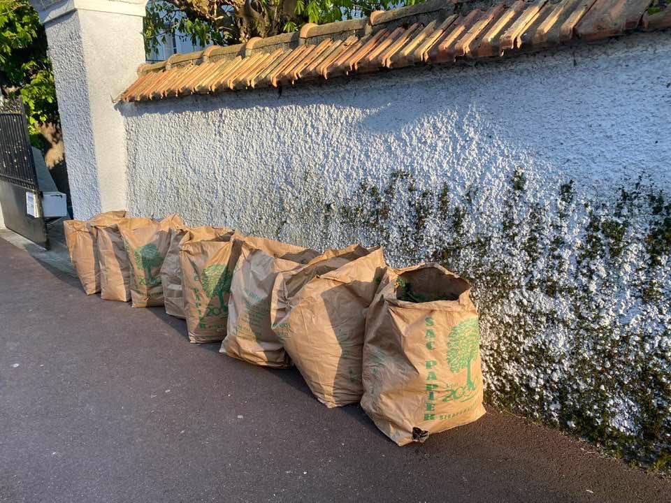 N’oubliez pas de sortir vos sacs de déchets verts. Cette nouvelle collecte passe demain matin, comme tous les jeudis matins, dans les quartiers pavillonnaires.