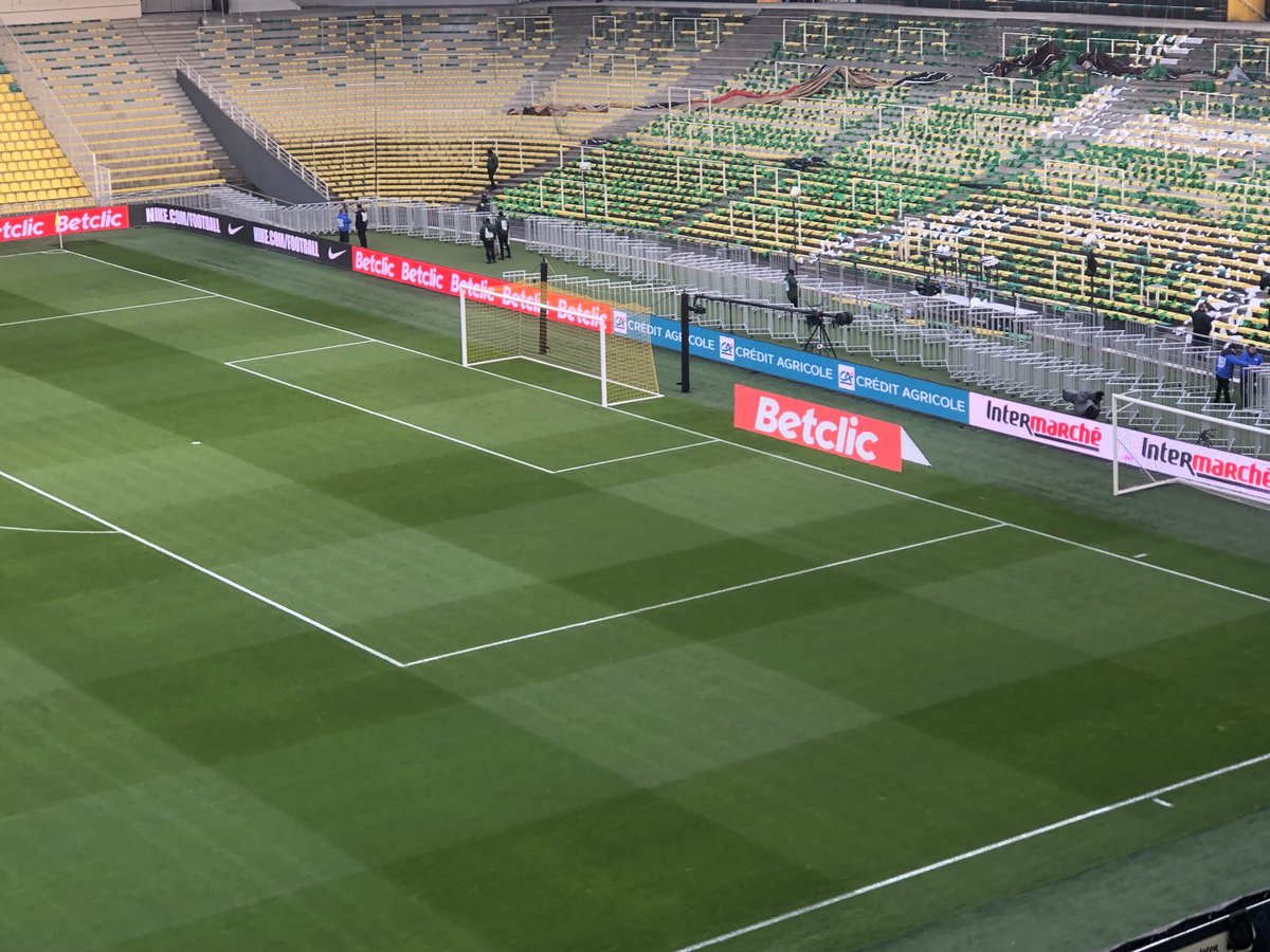 Message subliminal de ce soir à l’attention des supporters du <a href="/FCNantes/">FC Nantes</a> : on ne veut personne sur la pelouse en cas de qualification. Photo by <a href="/loicfolliot/">Folliot Loïc</a>