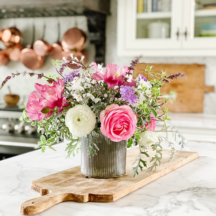 Apartment Decor Tip: Add pops of color or fresh flowers to brighten your space 💐
▪️ 
▪️ 
#skyhouseriveroaks #HoustonApartments #apartmentdecor #apartmentliving #flowers #decor