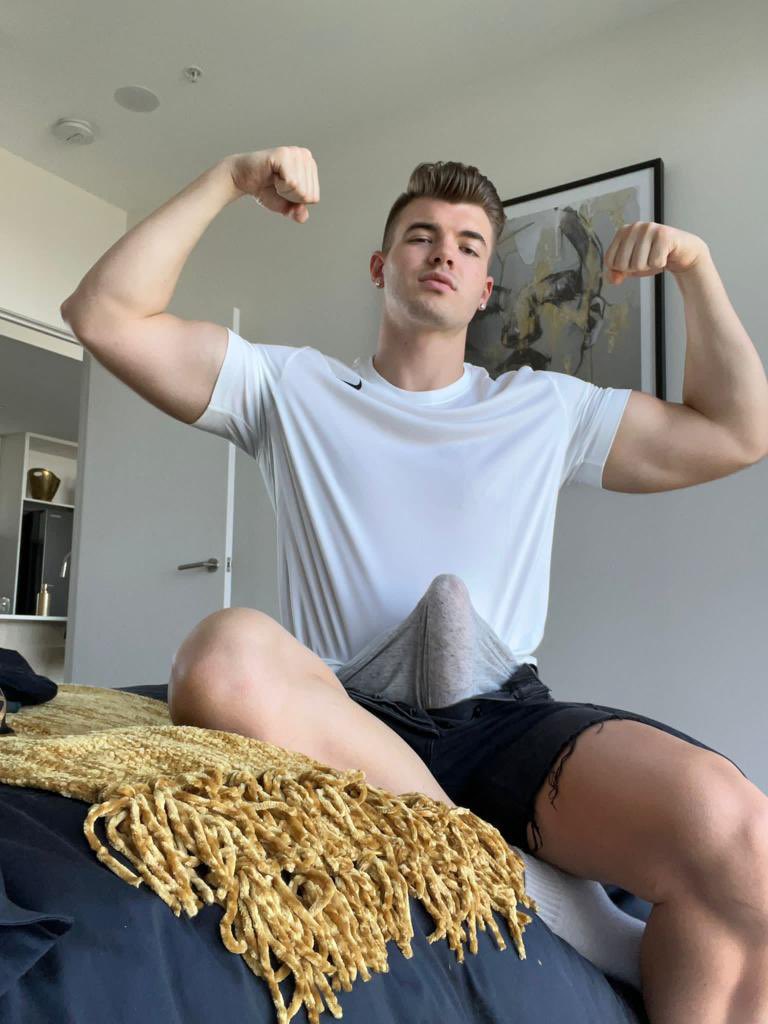 magic717's tweet photo. Can you handle my morning wood after I’m done with the gym? https://t.co/eZNtWlFMB2 https://t.co/I6BxZqFu3Q