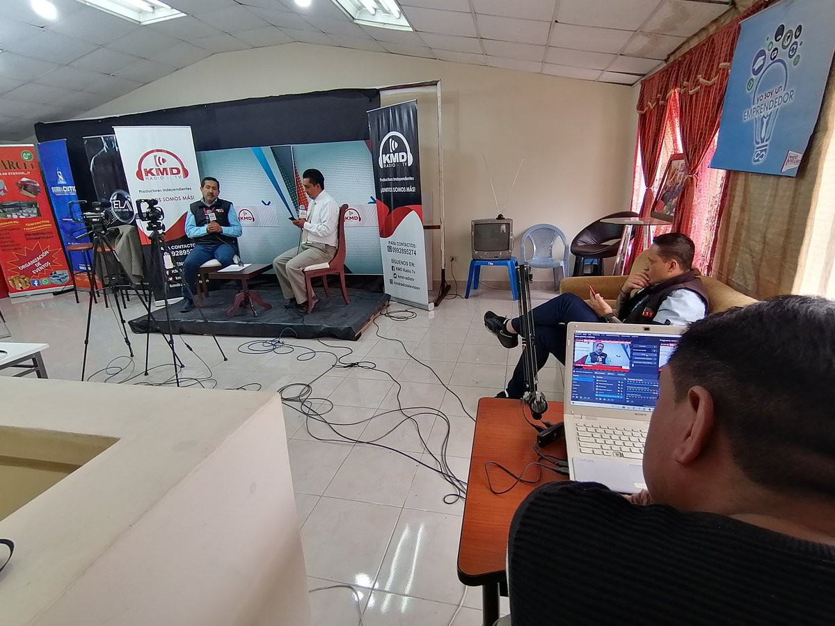 ECU911Ambato's tweet photo. [MEDIOS🎙️]

@UvidiaJorge, Coordinador Zonal 3 del #ECU911 participa en vivo en la señal de #KmdRadioTv para informar sobre la operatividad previo al feriado de Semana Santa.

https://t.co/2YqvGAQuuW https://t.co/BWn6IicmlA