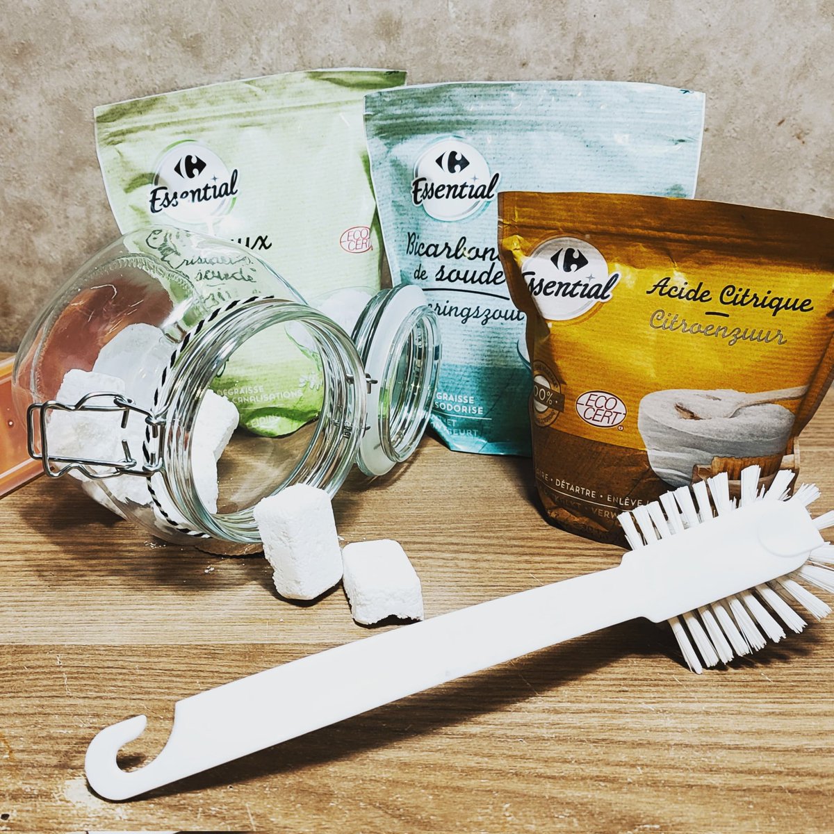 DouchetAmandine's tweet photo. mes tablettes faites maison @carrefourfrance ESSENTIAL,  leur prix : seulement 0.05€ la tablette ! En plus leur recette est inédite est les produits sont composés à plus de 99% d'ingrédients d'origine végétale ou minérale.
#MesTablettesDIY #carrefourfrance #carrefouressential https://t.co/mzKQsyV4O6