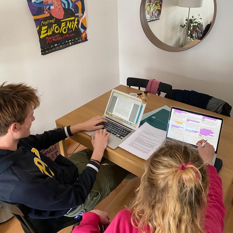 Presidence2023's tweet photo. Discussion constructive lors d'une rencontre informelle entre deux représentants de la Présidence 🇸🇪 du Conseil et de la Commission.

Le Conseil a pris en considération les ambitions de la Commission dans une volonté de préparation du #TRILOGUE prévu ce samedi. 

#SimuPE2023 https://t.co/8035AMMiLz