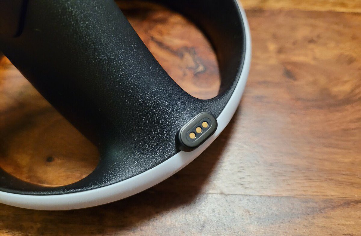games_ch's tweet photo. Sonys #Ladestation für #PSVR2-#SenseController ist schnell aufgebaut, sieht schick aus, verbraucht kaum Platz auf dem TV-Regel etc…
https://t.co/P83c5L2frb
#SwissGames #PS5 #VirtualReality https://t.co/0twgox6C9X