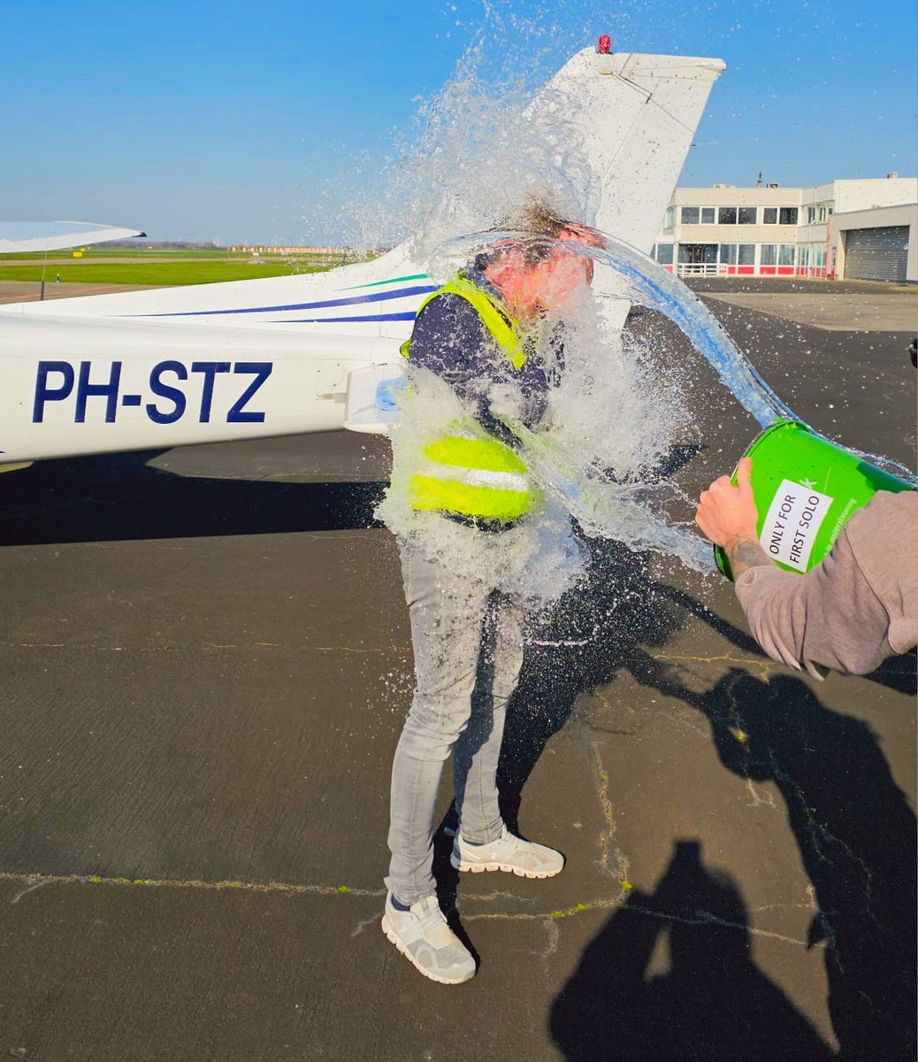 zelfvliegen's tweet photo. En weer een topper uit de stal van #ZelfVliegen voor zijn #firstsolo Van harte Bas Bos, je bent een kanjer! #ppl https://t.co/egwlIy0P6D