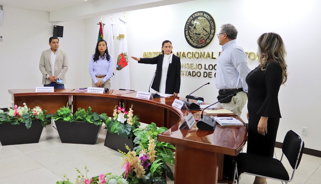 INE_Chiapas's tweet photo. #INEChiapasInforma
Rinde protesta Claudia Rodriguez Sánchez como Vocal Ejecutiva de la Junta Local Ejecutiva del INE en Chiapas, cargo que asumió a partir del 1 de abril de 2023. 
Presentes vocales ejecutivos distritales, autoridades electorales locales y medios de comunicación. https://t.co/bfvSh9wvdw