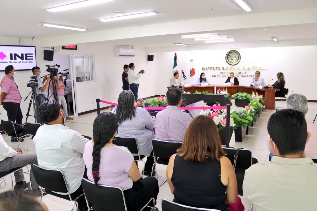 INE_Chiapas's tweet photo. #INEChiapasInforma
Rinde protesta Claudia Rodriguez Sánchez como Vocal Ejecutiva de la Junta Local Ejecutiva del INE en Chiapas, cargo que asumió a partir del 1 de abril de 2023. 
Presentes vocales ejecutivos distritales, autoridades electorales locales y medios de comunicación. https://t.co/bfvSh9wvdw