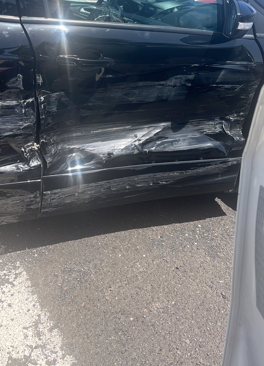 lrska_'s tweet photo. Estaría bien que los desgraciados que me dieron hoy en el cruce de los abrigos y se dieron a la fuga con un Dacia Negro den la carita. Un beso https://t.co/HSWtmrLbc0