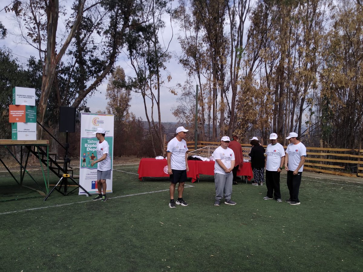 Senadis_Valpo's tweet photo. Acompañamos el lanzamiento del proyecto #FONAPI “Talleres de Exploración Deportiva”, ejecutado por @quilpueciudad Son más de 30 los/as participantes de los talleres de Fútbol, Hockey, Tenis de Mesa, Baile y Acondicionamiento Físico, que hoy recibieron su indumentaria deportiva. https://t.co/KOg6VqzAiZ