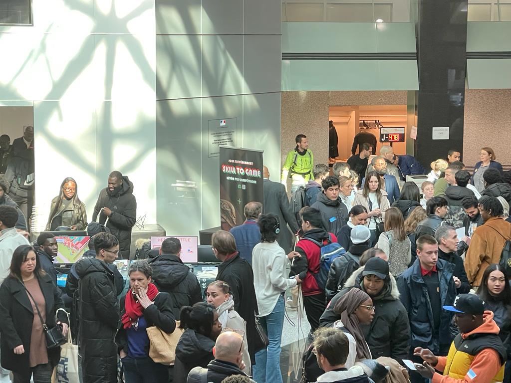 CiteEmploiVYVS's tweet photo. Rencontre à destination des jeunes du PRIJ sur les métiers de la #sécurité en vue des JO @Paris2024 organisée par la @Prefet75_IDF. 
Pour quelques mois ou pour du long terme, ce sont 25000 opportunités d'emplois à saisir pour les franciliens @poleemploi_IDF @Armlidf @cavyvs #PRIJ https://t.co/LwjDeOCaRR