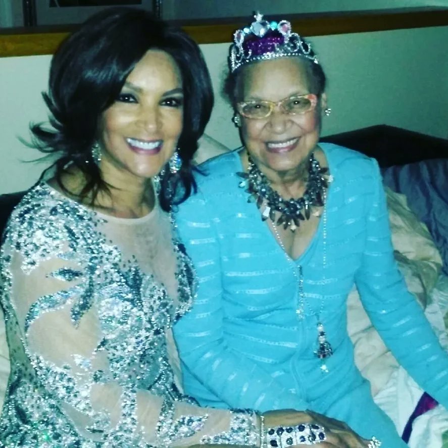 BurtonABC7's tweet photo. Today we #Honor my Mother's Heavenly Birthday🙏🏾🎂 The Queen would have been 93 years old today💗 I feel her spirit and protection all around me, always. Her presence is light &amp; love. It's been almost  6 years since my beautiful and sweet #Mommie gained her Angel Wings😢Miss you https://t.co/oZfGLShOSh