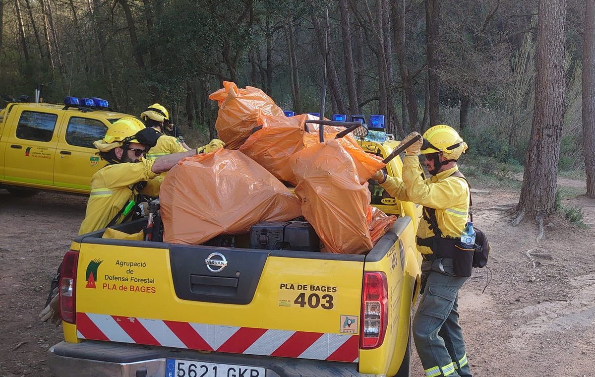 ADFpladebages's tweet photo. Procedim un cop autoritzats per @mossos  a la retirada de les restes de cables a la zona del Gorg Blau de #Manresa Ho hem fet alertats fa uns dies per @nasimuncus que passejava per aquest indret. Gràcies per l'avís!
@ajmanresa  @AjSantFruitos  @SantJoanV  @EmdSant  @sfadf https://t.co/hiLAXcfHsh