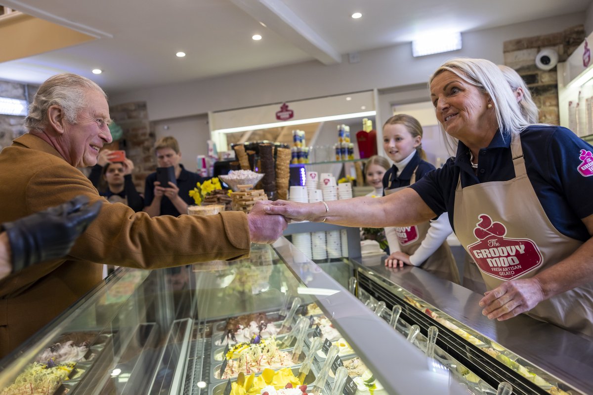RoyalFamily's tweet image. 📍 Malton, North Yorkshire

The King and The Queen Consort today visited the market town of Malton, meeting local producers, sampling their produce, and speaking to charitable organisations which play a significant role in supporting the community.

🔗 royal.uk/king-and-queen…