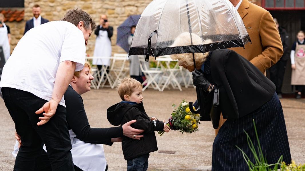 RoyalFamily's tweet image. 📍 Malton, North Yorkshire

The King and The Queen Consort today visited the market town of Malton, meeting local producers, sampling their produce, and speaking to charitable organisations which play a significant role in supporting the community.

🔗 royal.uk/king-and-queen…