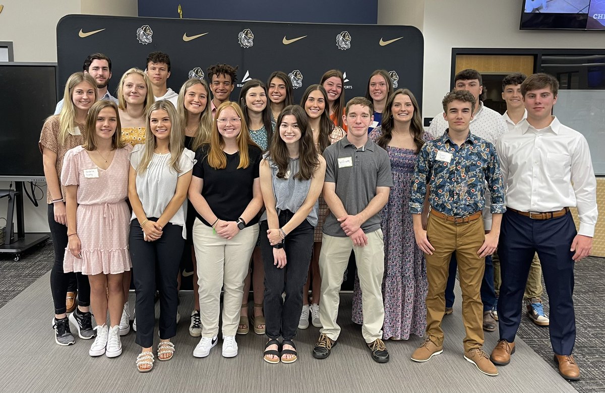 bulldogsofphs's tweet photo. Captains Club hosted a Mocktail event this morning learning the finer points of networking. #LeadDogs #GrowthMindset @PendletonHigh @AndersonSD4 @DChrisA4 https://t.co/s936CwbMtM