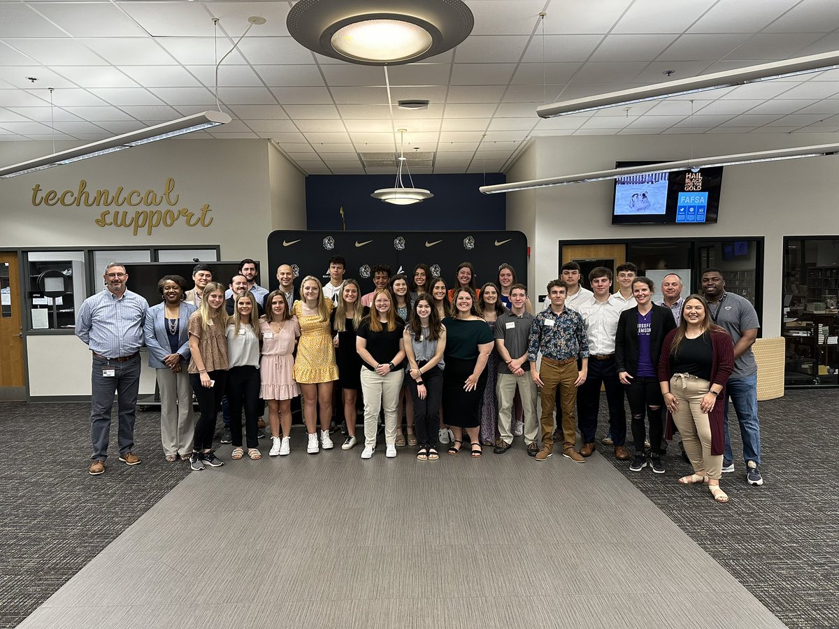 bulldogsofphs's tweet photo. Captains Club hosted a Mocktail event this morning learning the finer points of networking. #LeadDogs #GrowthMindset @PendletonHigh @AndersonSD4 @DChrisA4 https://t.co/s936CwbMtM