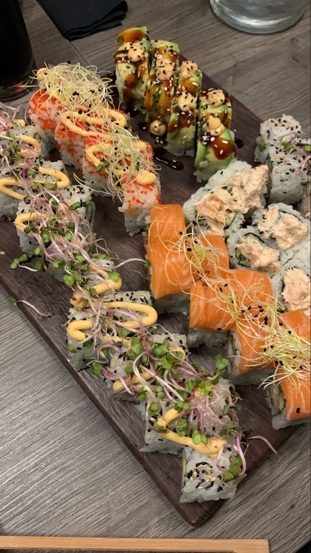 FabioFavero3's tweet photo. Scelta difficile 
Pizza o sushi? https://t.co/XMHmfAXWej