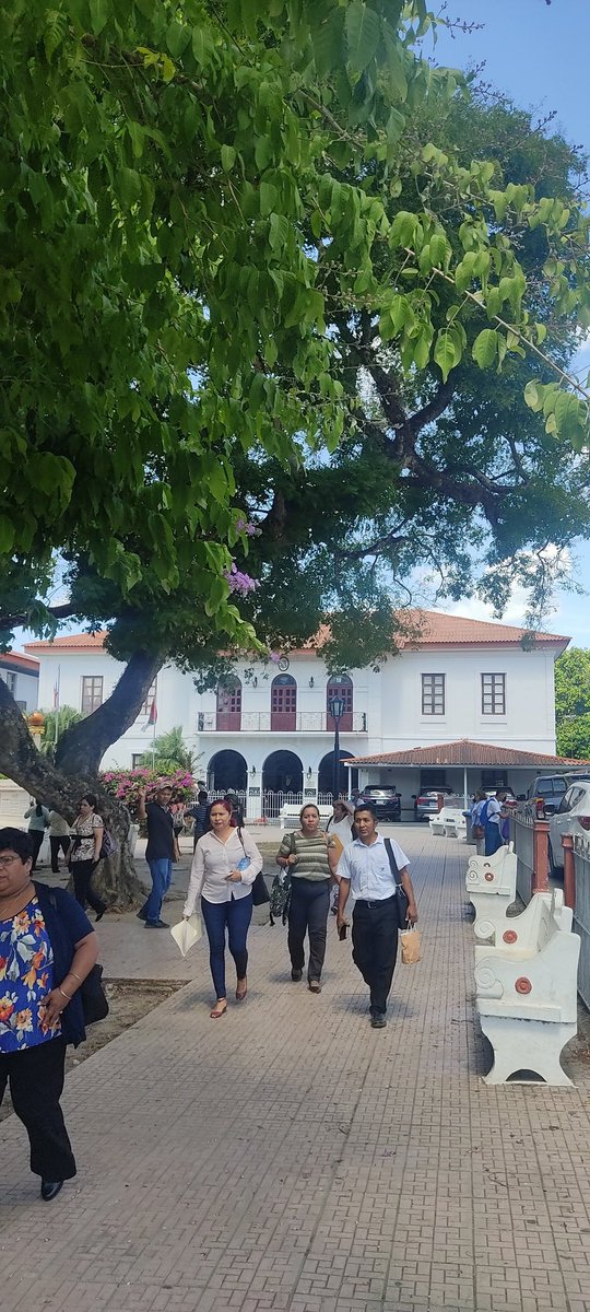 ivanq07's tweet photo. Pésima organización por @ANTAI_Panama para recibir Declaraciones, llegan tarde a sus funciones, muy poco tiempo para el trámite, falta de instructivo para llenar el documento, NO Tienen oficina en la región de Coclé. @presidenciapma @mifavorita919 @CocleTrafico https://t.co/8XszFt4R6a