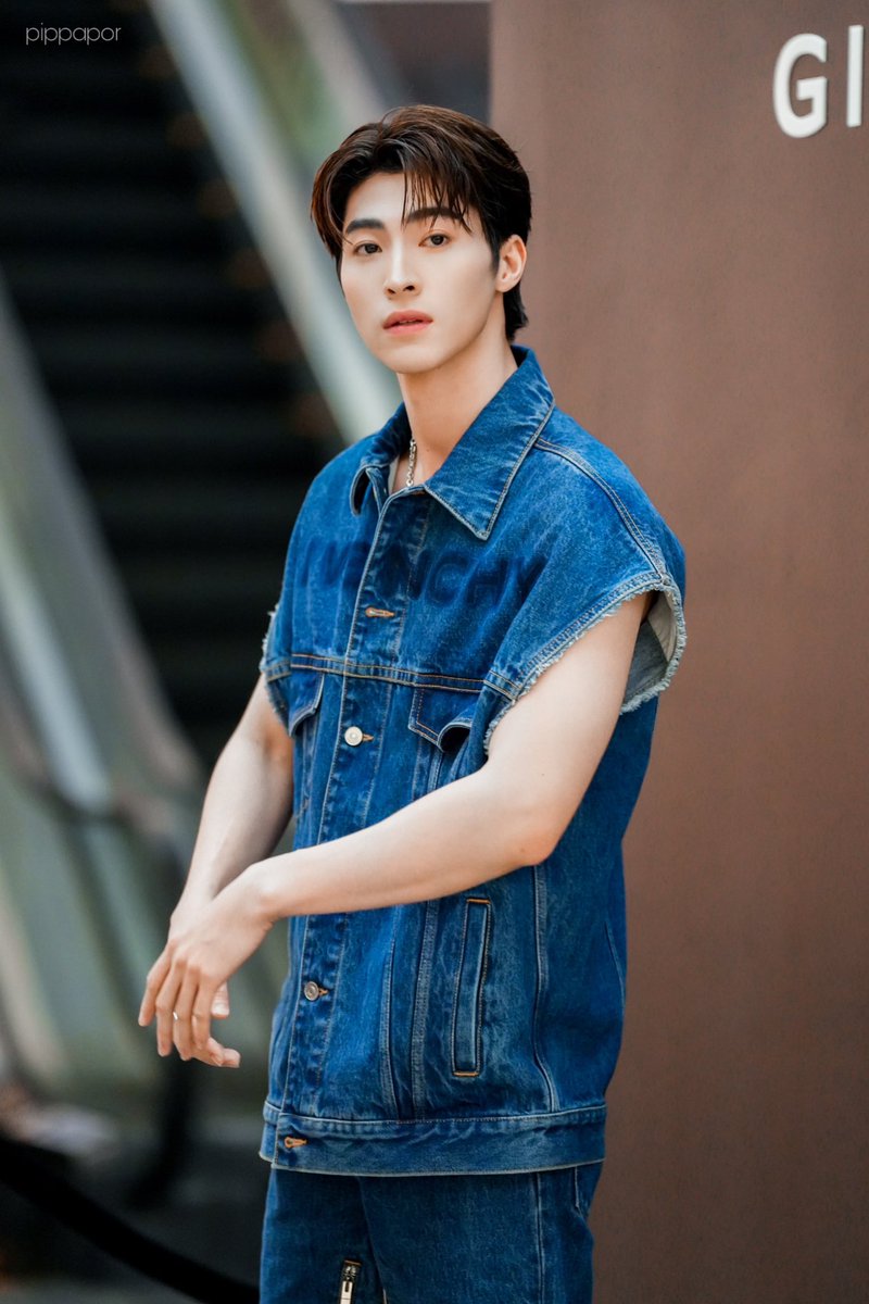 pippapor's tweet photo. 230404 Givenchy SS23 Collection Launch
สแตนด์บายหล่ออยู่ตรงนี้ละค้าบ
#GivenchySS23
#Bluepongtiwat
@bluepongtiwat_ https://t.co/kITF0xrj40