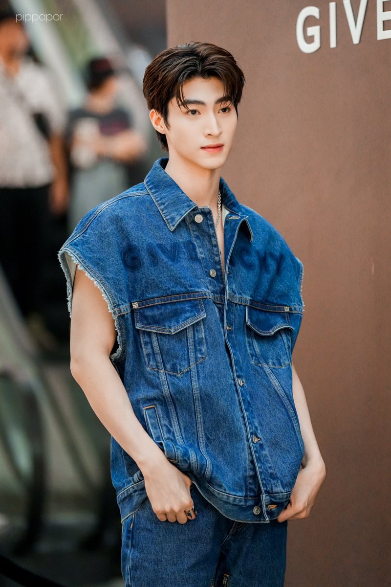 pippapor's tweet photo. 230404 Givenchy SS23 Collection Launch
สแตนด์บายหล่ออยู่ตรงนี้ละค้าบ
#GivenchySS23
#Bluepongtiwat
@bluepongtiwat_ https://t.co/kITF0xrj40
