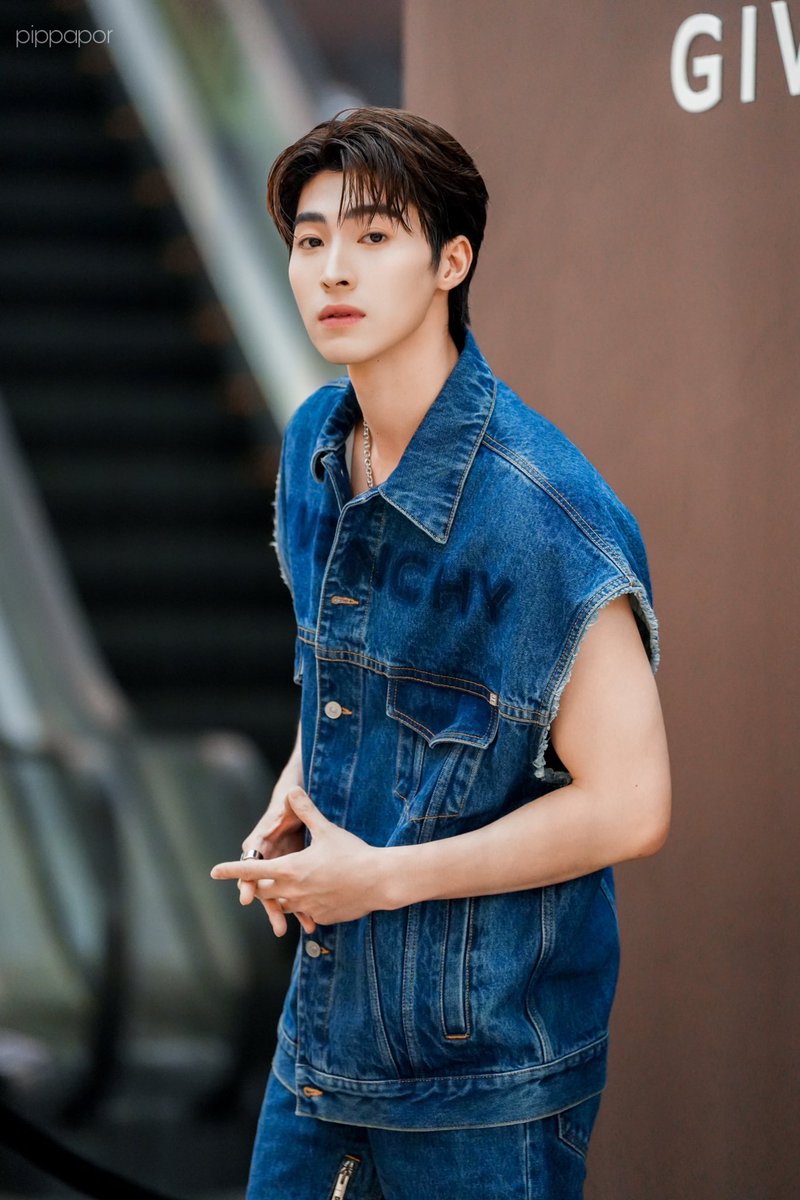 pippapor's tweet photo. 230404 Givenchy SS23 Collection Launch
สแตนด์บายหล่ออยู่ตรงนี้ละค้าบ
#GivenchySS23
#Bluepongtiwat
@bluepongtiwat_ https://t.co/kITF0xrj40