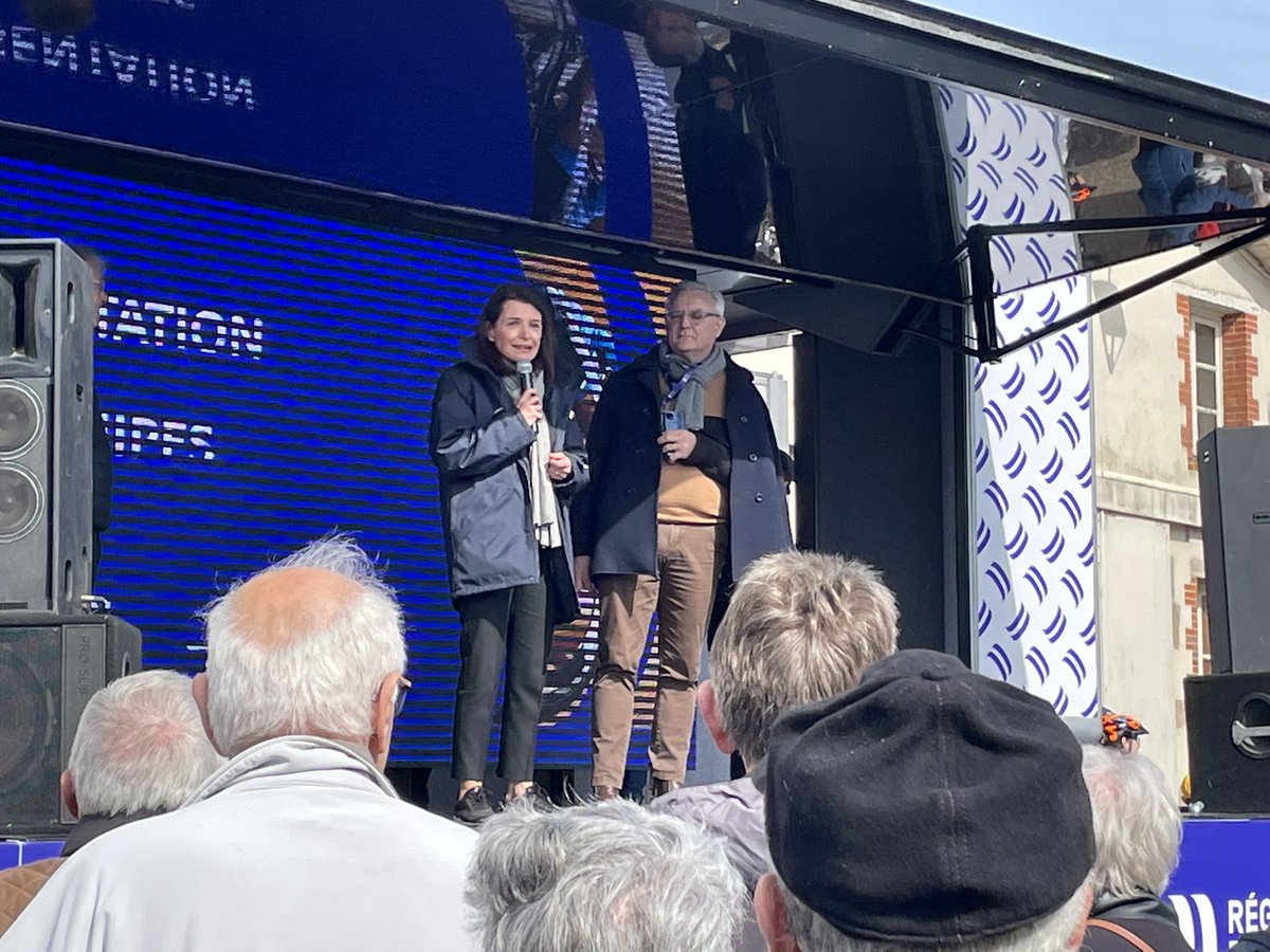 laurentdejoie's tweet photo. A Clisson grande fierté de l’élu du vignoble pour un superbe départ de l’étape 2 du Region @paysdelaloire Tour donné par @C_MORANCAIS Bravo @XavierBONNET Maire et son équipe. @Antoine_Chereau @RAmailland @WEISSPauline1 @Richard_THIRIET @vignoblenantes @isabelleleroy4 https://t.co/fDyUMeJh6J