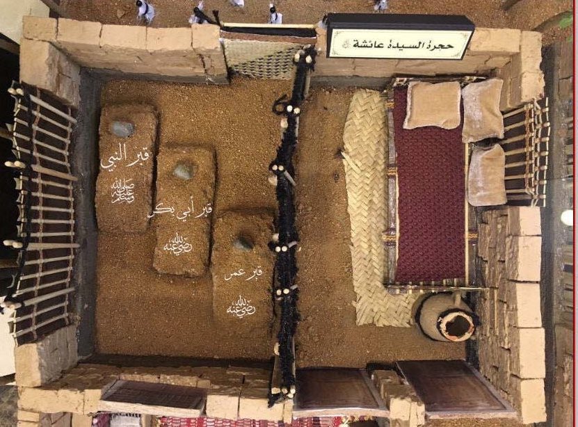 Çok özel bir fotoğraf🌿

Mescid-i Nebevi / Hücre-i Saadet’te Hz.Muhammed’inﷺ kabri.

Ortada Hz.Ebubekir(ra) ve sağda Hz.Ömer(ra) kabirleri. Sağ taraf ise Hz.Ayşe’nin(ra) odasının kalanı.

Peygamber, insanlar kabrini bir mabet haline getirmesin diye Ayşe’nin odasına gömülmüştü.