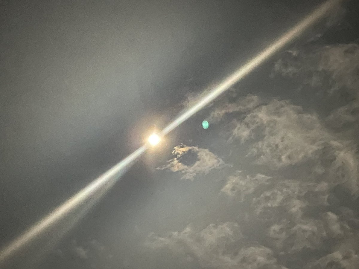daominghong's tweet photo. The moon is full tonight, uniting with heaven and earth. https://t.co/swlqx4bVYF