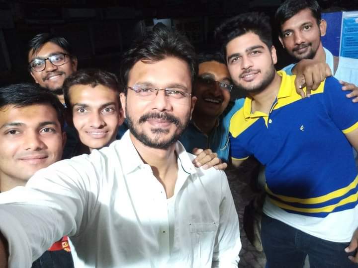 ViralPa40425392's tweet photo. ये उन दिनो की बात है। लेट नाइट शिफ्ट वाले और नाइट शिफ्ट वाले पत्रकार, चाय के बाद गोष्ठी करते हुए।
@AxayShroff @RonakThakkar31 @sujaythummar @anchor https://t.co/TodgzV5FQ9