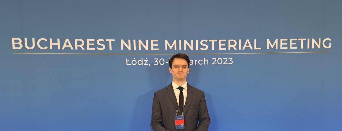 Otr_Wojcik's tweet photo. W ramach aplikacji dyplomatyczno-konsularnej #ADK pomagałem w organizacji szczytu Bukaresztańskiej Dziewiątki (#BucharestNine, #B9) w Łodzi. Dzięki temu dowiedziałem się w praktyce jak wyglądają przygotowania wizyt delegacji. https://t.co/JYjSZWokjL