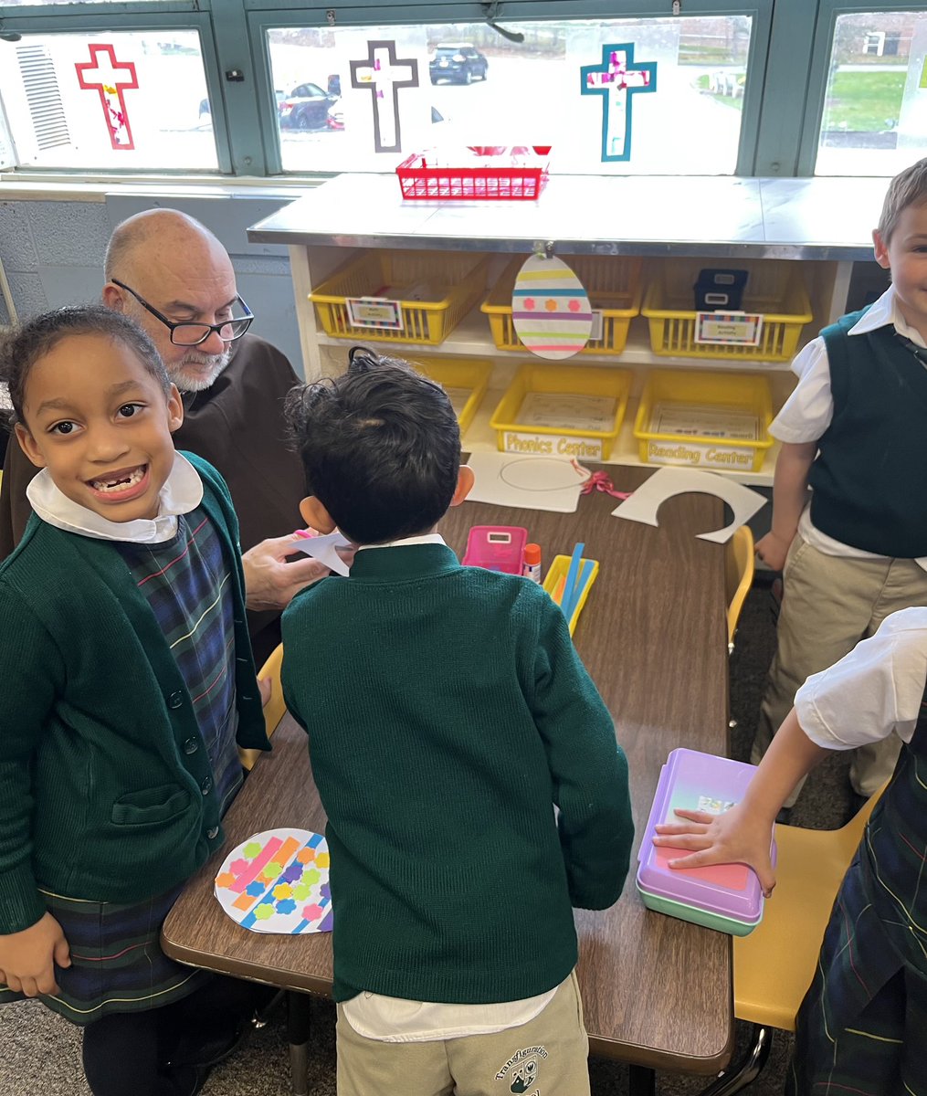 TransfigCS10591's tweet photo. Father Francis joined our Kindergarteners today during Center Time. They made Easter eggs together. #AllRoadsLeadtoTransfig #SmallAtmosphereBigResults @ArchNY_Schools https://t.co/Jq2oJwfm86
