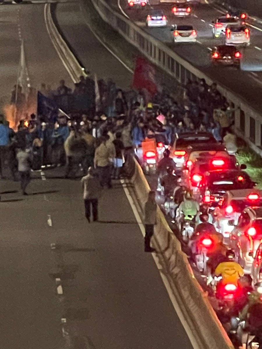 Bobbycandraa5's tweet photo. Saya tau kalian mahasiswa lagi menyampaikan aspirasi tapi jangan mengganggu kami sebagai pengguna jalan. PADA GAPUNYA OTAK APA YAA MAHASISWA YANG NUTUP JALAN KAYAK GINI. BIAR APA ??? FAEDAHNYA APA ???

#bbrightvc https://t.co/iN5MygvR33
