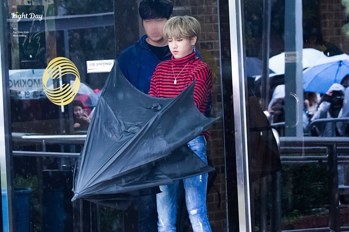 tiny han jisung 🐿 on Twitter "tiny han vs big umbrella"