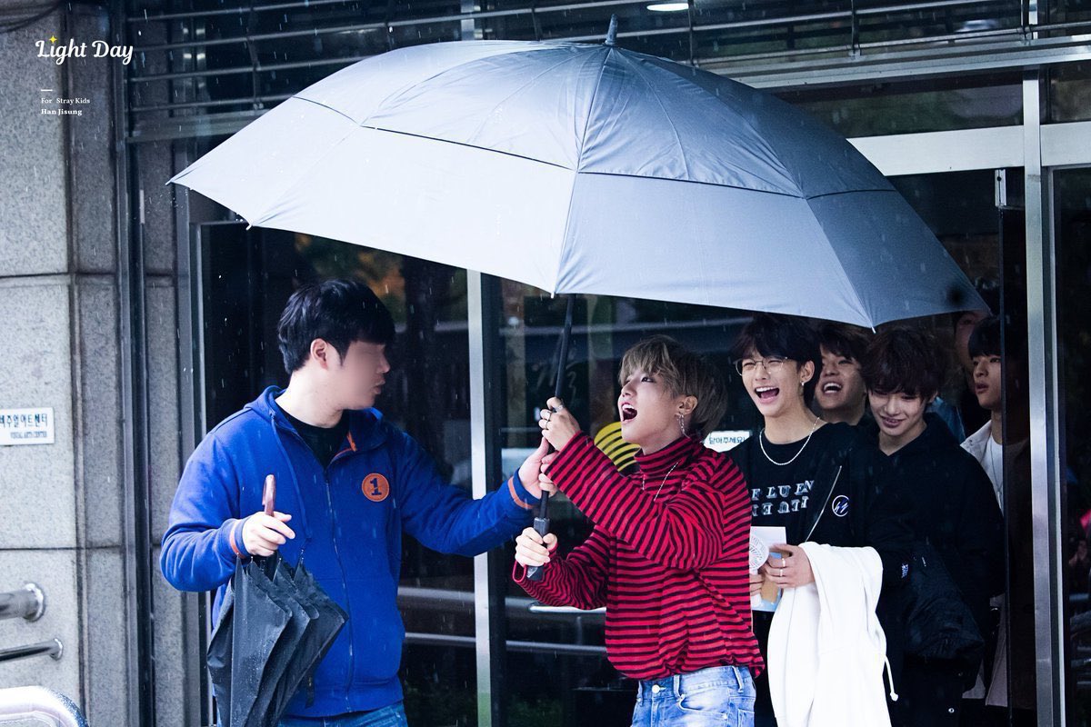tiny han jisung 🐿 on Twitter "tiny han vs big umbrella"