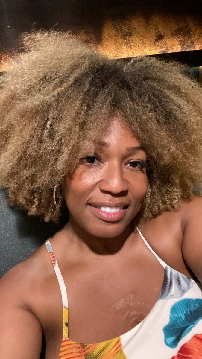 blackgirl_curls's tweet photo. I’ve been in Miami since Saturday evening letting it do what it do. I been at the pool but not fully submerged. Vacation hair is whatever you feel comfortable in…this is comfort. https://t.co/jNbiN2jz3Y