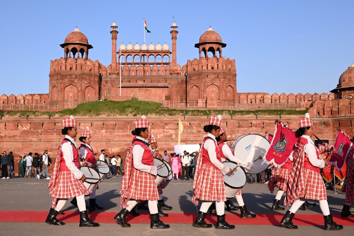 igpnscrpf's tweet image. Valour day celebrations reaches the courtyard of the historic Red Fort. The tunes of @crpfindia Brass and Pipe band resonated with the cheer of the audience who together celebrated the gallant action of the Heroes of Sardar Post on 9th April 1965 @deepakips #Naman