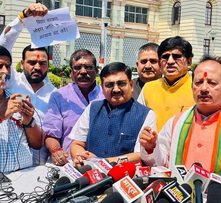 Loharajansangha's tweet photo. @SMCHOUOfficial माननीय बिहार प्रदेश अध्यक्ष जी, समय का मांग है कि आप अपने नेतृत्व में बीजेपी के राष्ट्रीय हाई कमान तक बिहार के लोहार समाज के संवैधानिक अधिकार वापस दिलाने का मुद्दा बताकर भारत सरकार से समस्या का स्थाई समाधान कराए इसके लिए बिहार के 40 लोहार समाज सदैव आपके साथ रहेगा। https://t.co/6UmZil5R1Z
