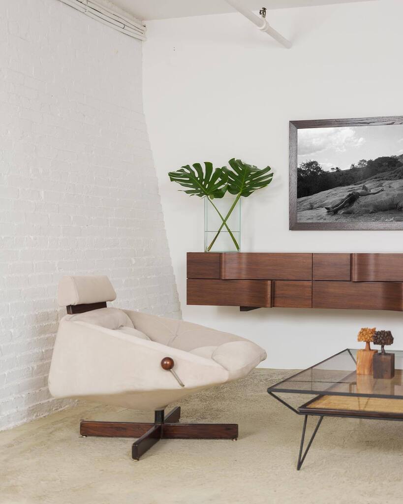 espasso's tweet photo. Vintage 1960s Armchair by Percival Lafer (1967), Vintage Cane and Metal Coffee Table (1950s), Ondas Sideboard by Arthur Casas (2009)⁠
⁠
Dating back to 1967, this vintage Lounge Armchair has a solid Jarcarandá wood structure and upholstered body. On the Lounge Chair's right s… https://t.co/hQiJrgMGbw