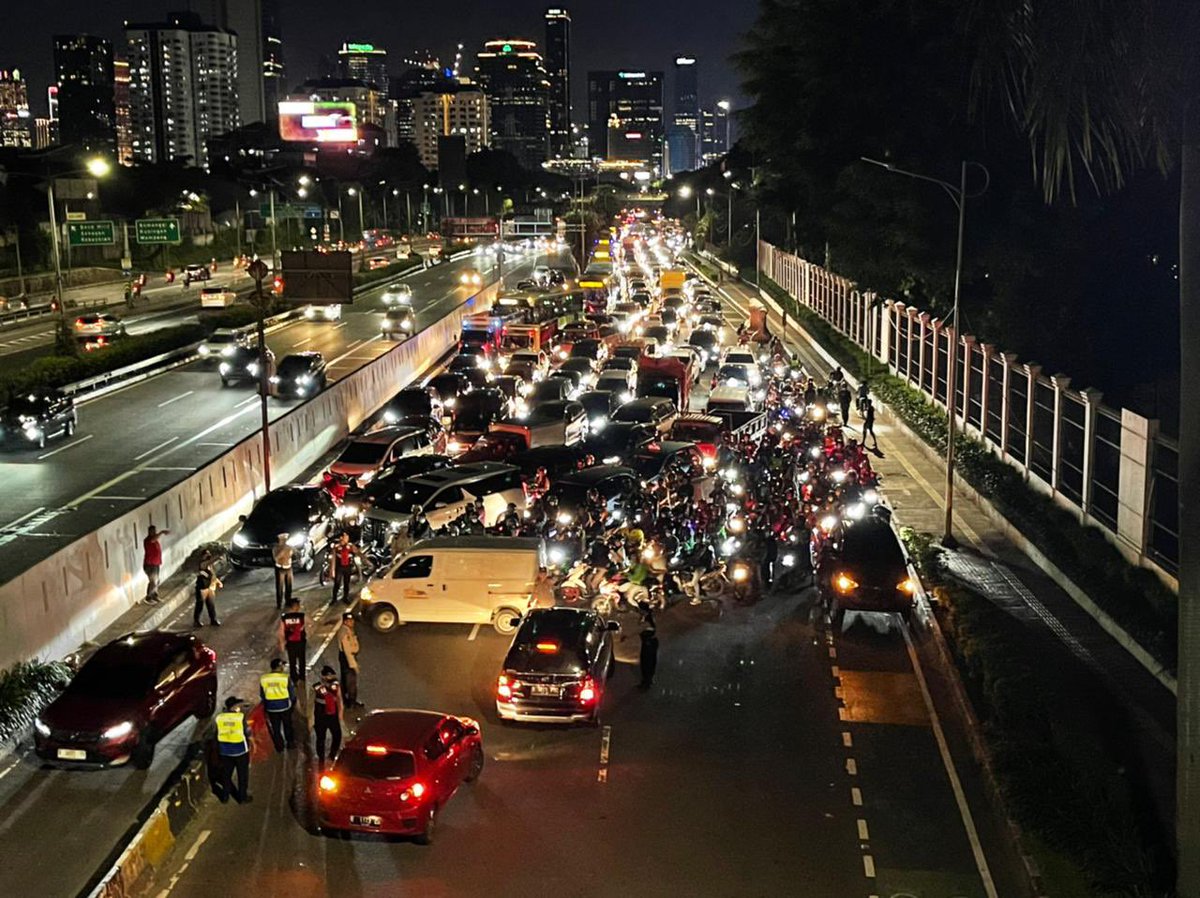 Bobbycandraa5's tweet photo. Tolong petugas kepolisian tindak tegas mahasiswa yang seperti ini. Mereka yang demo kami yang kena imbas kemacetan. Nutup jalan faedah buat mereka itu apa cobaaa @DivHumas_Polri @ListyoSigitP 

#bbrightvc https://t.co/qvIzAPZtqF